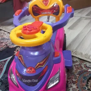 چهارچرخه با دسته فلزی