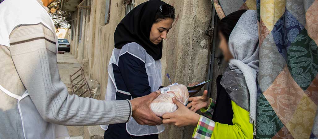 خیریه مقابله با گرسنگی در حال توزیع مواد غذایی